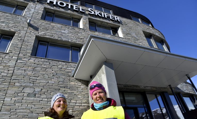 Streikevakter: Nina Östman og Sidsel Hinseth iført gule vester foran hotellet i 2016, da ansatte ved Grøseth kafé, Skifer Hotel og Oppdalsporten også  streiket.