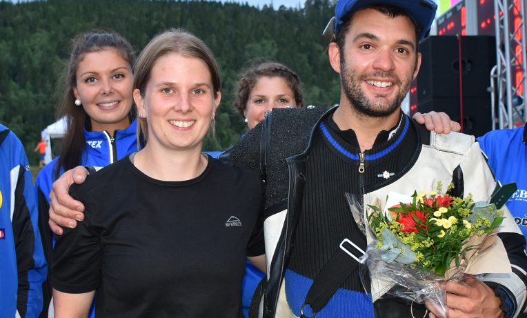 Skytterkonge Tor Gaute Jøingsli sammen med kjæreste og samboer Anita Jære fra Rennebu etter fjorårets LS. Bak står søstrene Anne Mari og Tove Johanne Jøngsli.