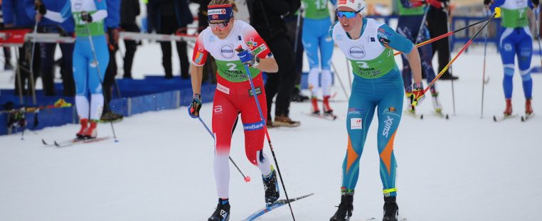 Silje Øyre Slind  veksler med lillesøster Kari Øyre Slind torsdagens lagsprint.