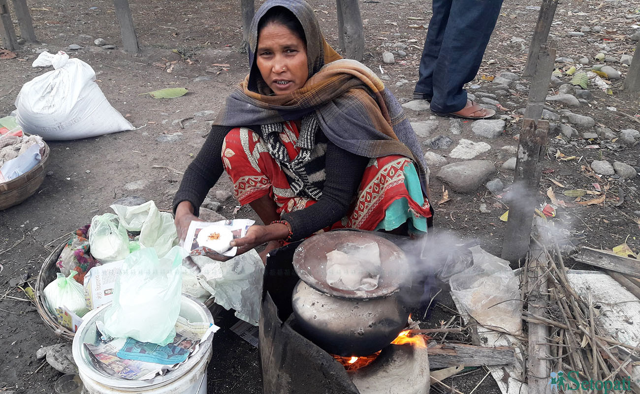 मोरङको रंगलीमा भक्का बेच्न बसेकी एक महिला। भक्का पूर्वेली तराई बासीको प्रिय खाजा हो। तस्बिरः सेतोपाटी