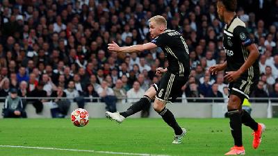 Van de Beek Gives Ajax Edge over Spurs in Semi-Final