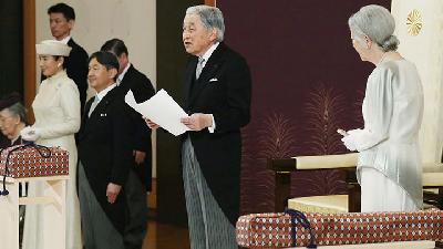 Emperor Akihito Prays for Peace in First Abdication in 200 Years