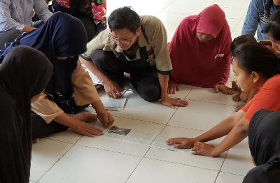 Mahasiswa BINUS ajak Warga Rusunawa Ubah Kertas jadi Pulpen