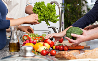 Ragazza che cucina