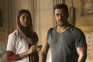 1 December 2017, indian actress Anupriya Goenka and actor Salman Khan on the set of Tiger Zinda Hai.