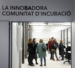 Grup de persones a l'edifici InnoBA