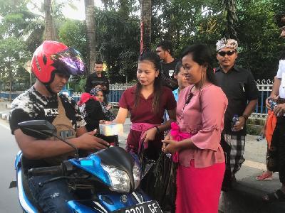 Beauty of Tolerance, Kendari Hindus Distribute Takjil for Muslims