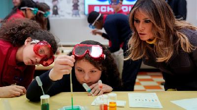 Melania Trump Melakukan Eksperimen Sains Bersama Anak-anak