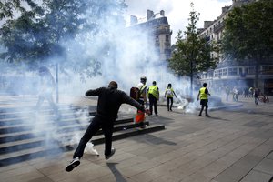 Yellow vest protestors clash with riot police officers on the Place de la Republique, in Paris, Saturday, May 25, 2019, for the 28th consecutive week to challenge President Emmanuel Macron's economic policies