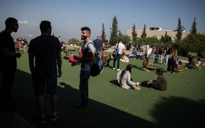 Des étudiants pendant leur pause à l'université de Haïfa, le 11 avril 2016 (Crédit : Hadas Parush / Flash90)