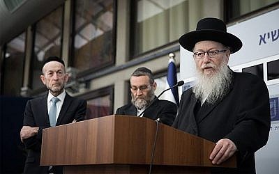 Le leader de Yahadout HaTorah Yaakov Litzman lors d'une conférence de presse après avoir rencontré le président Reuven Rivlin, le 15 avril 2019 (Crédit : Yonatan Sindel/Flash90)