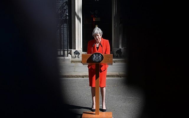 La Première ministre britannique Theresa May annonce sa démission devant le 10 Downing à Londres, le 24 mai 2019. (Crédit : Daniel LEAL-OLIVAS / AFP)