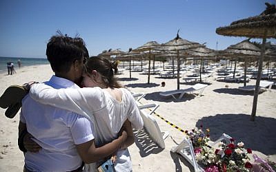 Des touristes sur les lieux d'un attentat, revendiqué par l'EI, sur une plage de Port el Kantaoui, en périphérie de Sousse, au sur de Tunis, le 27 juin 2015. (Crédit : AFP PHOTO / KENZO TRIBOUILLARD)