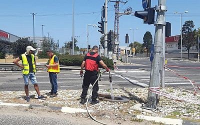 Le ministère israélien de l'Environnement lance de l'eau dans les égoûts en dessous d'une zone commerciale pour tenter de disperser des gaz explosifs ayant fuité des usines chimiques de Haïfa, le 18 mai 2019 (Crédit : Ministère de la Protection environnementale)