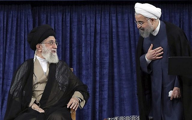 Le guide suprême iranien l'Ayatollah Ali Khamenei, (à gauche), et le président Hassan Rouhani à l'investiture de Rouhani, à Téhéran, le 3 août 2017. (Crédit : Office of the Iranian Supreme Leader via AP)