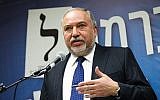 Avigdor Liberman, président de Yisrael Beytenu, dirige une réunion du parti à la Knesset, le 13 mai 2019. (Noam Revkin Fenton/Flash90)