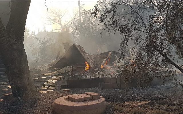 Le feu ravage la ville de Mevo Modiim, dans le centre du pays, le 23 mai 2019 (Crédit : Sapeurs-pompiers israéliens)