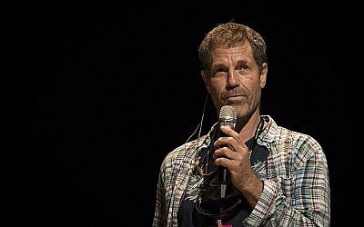 Le chorégraphe et lauréat du prix Israel Ohad Naharin, lors des dernières répétitions pour le 50e anniversaire de la compagnie Batsheva, à l'opéra de Tel Aviv, le 21 juin 2014. (Crédit : Hadas Parush/Flash90)