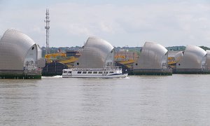 London MMB »127 Thames Barrier and "Avontuur IV"