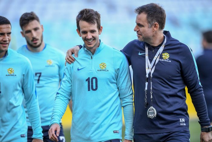 Socceroos assistant Ante Milicic talks to Robbie Kruse during training 