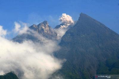 Gunung Merapi Luncurkan Awan Panas 1.200 Meter