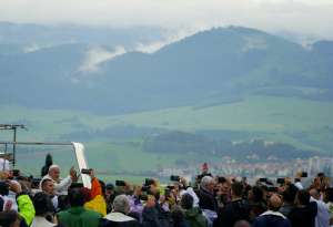 Pope Francis greets pilgrims at Romania's Șumuleu-Ciuc Shrine June 1, 2019. Credit: Andrea Gagliarducci/CNA.