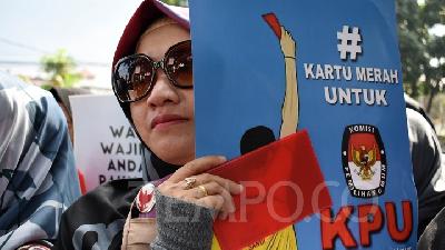 Aksi Emak-emak Bandung Geruduk Gedung KPU Provinsi Jawa Barat