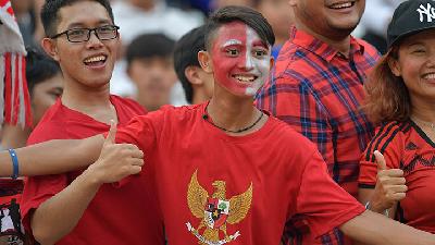 Aksi Suporter Indonesia Semangati Timnas U-22 di Piala AFF