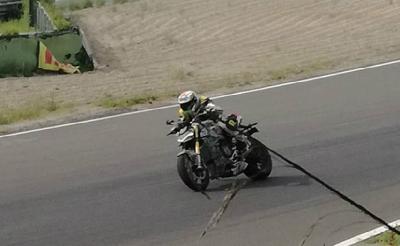 Streetfighter naked bike Ducati yang diduga menggunakan mesin V4 tertangkap kamera.