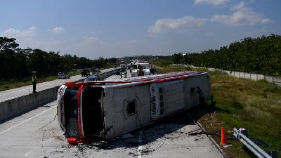 Sebuah Bus Antar Provinsi Terguling di Jalan Tol Ngawi - Solo