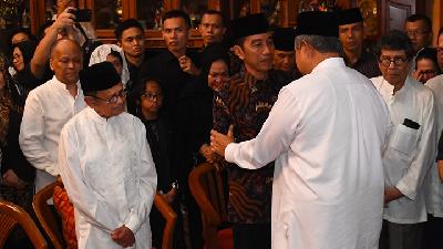 Presiden Jokowi Melayat Ani Yudhoyono di Cikeas