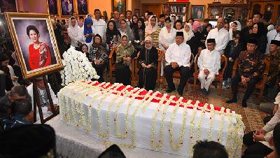 Puan Maharani mengucapkan belasungkawa atas meninggalnya Ani Yudhoyono. Ia pun mengunggah foto Ani sedang bersalaman dengan Megawati.