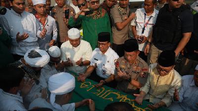 Anies, Tito dan Zulhas Sambut Jenazah Arifin Ilham Tiba di Halim