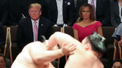 Wajah Serius Donald Trump dan Melania Saat Tonton Sumo di Jepang