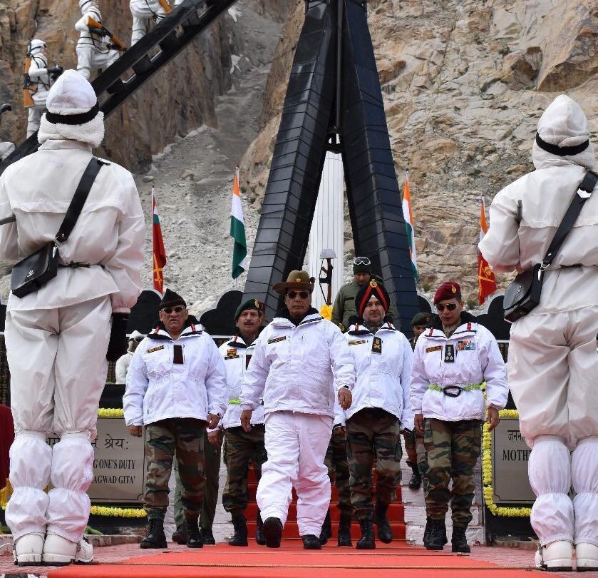 Defence Minister Shri Rajnath Singh pays tributes martyrs who sacrificed their lives while serving in Siachen.