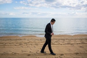 image for article:Father Justel Callos poses for a portrait on the beach in his Mordialloc parish, south-east of Melbourne, on Friday May 3, 2019. (ABC News: Jane Cowan)