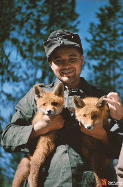 finnish-soldier-carrying-two-baby-foxes-on-the-eastern-front-1942