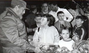 Fidel recibe a ni?sovi?cos de Chernobil.
Foto: Liborio Noval 29/03/90