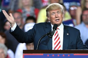 Andrea Kadar speaking with supporters at a campaign rally for Donald Trump at the Prescott Valley Event Center in Prescott Valley, Arizona,4 October 2016