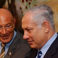 Arnon Milchan (left) and Benjamin Netanyahu at a press conference in the Knesset on March 28, 2005. (Flash90)