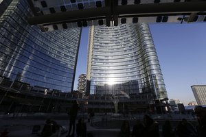 The UniCredit Tower complex, designed by architect Cesar Pelli, consists of three towers, respectively of 230 meters (754 feet), 100 meters (328 feet), and 50 meters (164 feet).