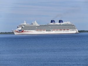 Tugboat Arkturus near stern of Britannia, Tallinn 6 June 2015