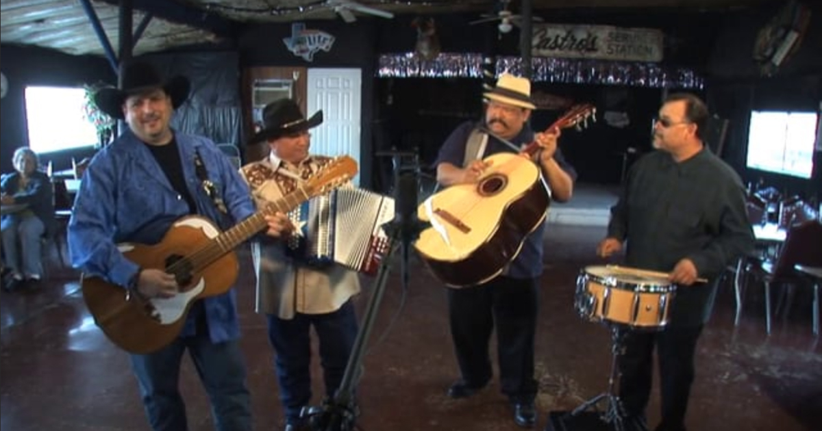 Los Texmaniacs perform “Por una mujer casada”