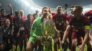 Adrián lifts his first trophy with Liverpool since joining the club in the summer