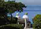 An elderly couple looks out at the ocean as they sit on a park bench in La Jolla, California November 13, 2013.   REUTERS/Mike Blake  (UNITED STATES - Tags: SOCIETY ENVIRONMENT) - GM1E9BE0E8L01