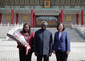 President Tsai with Solomon Islands Prime Minister Manasseh Sogavare and Mrs. Sogavare