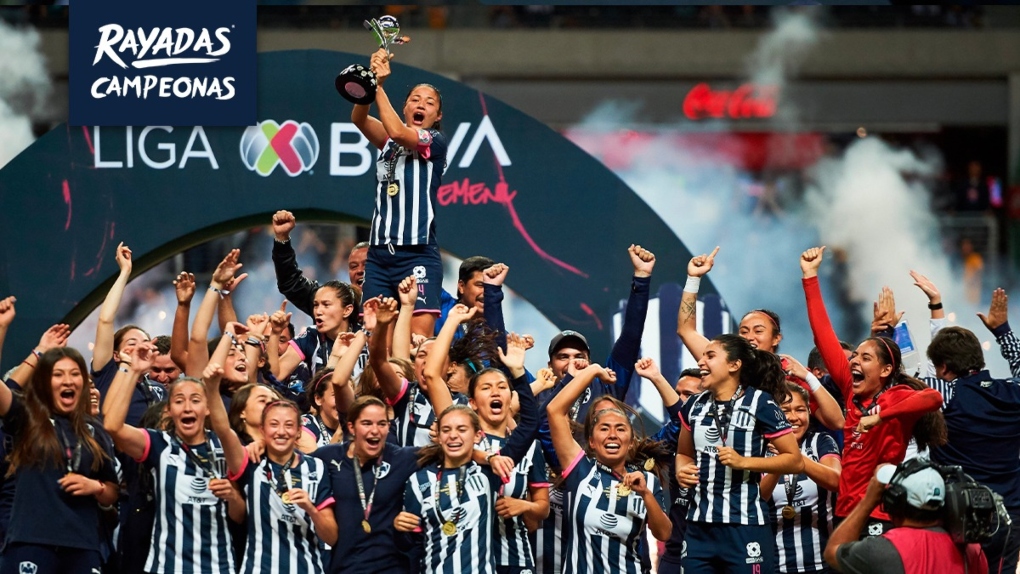 El equipo de Monterrey de la Liga MX femenil se coronó por primera vez en su historia al vencer al equipo de Tigres. Foto: @Rayadas