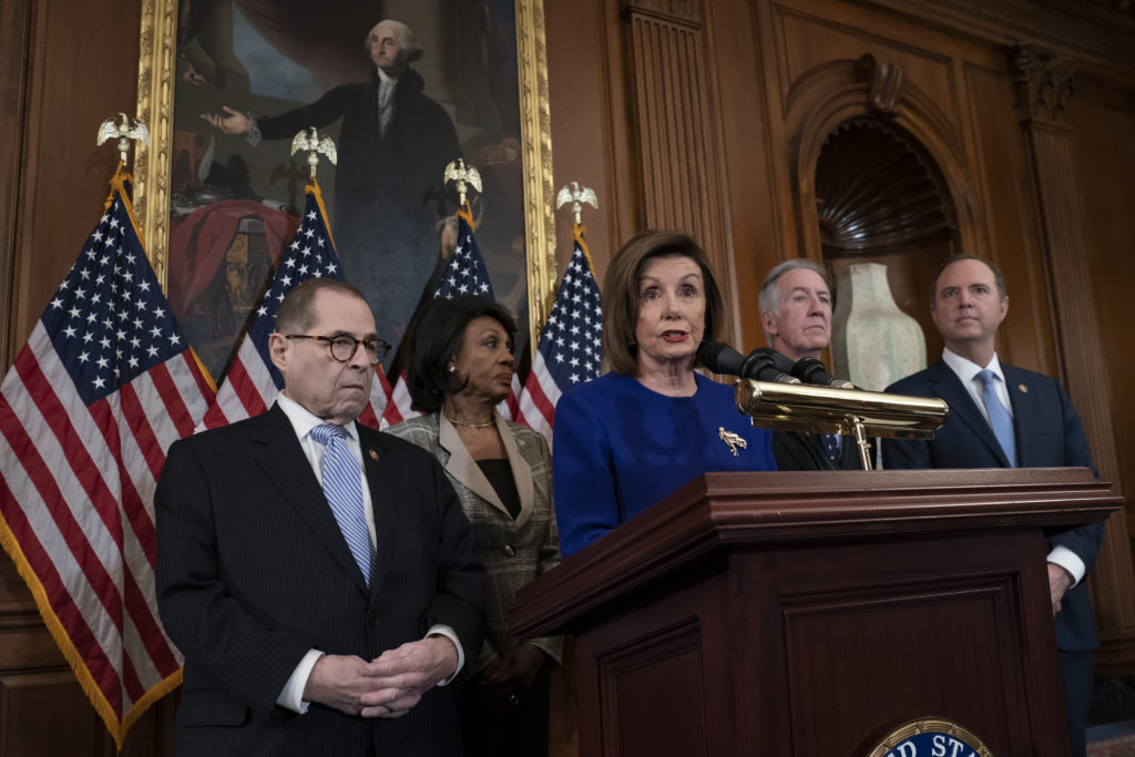 La presidenta de la Cámara de Representantes, Nancy Pelosi, y el presidente del Comité Judicial de la Cámara, Jerrold Nadler, (izquierda) durante el anuncio de los cargos por los que será acusado el presidente Donald Trump durante el juicio político en su contra. Foto: AP /J. Scott Applewhite