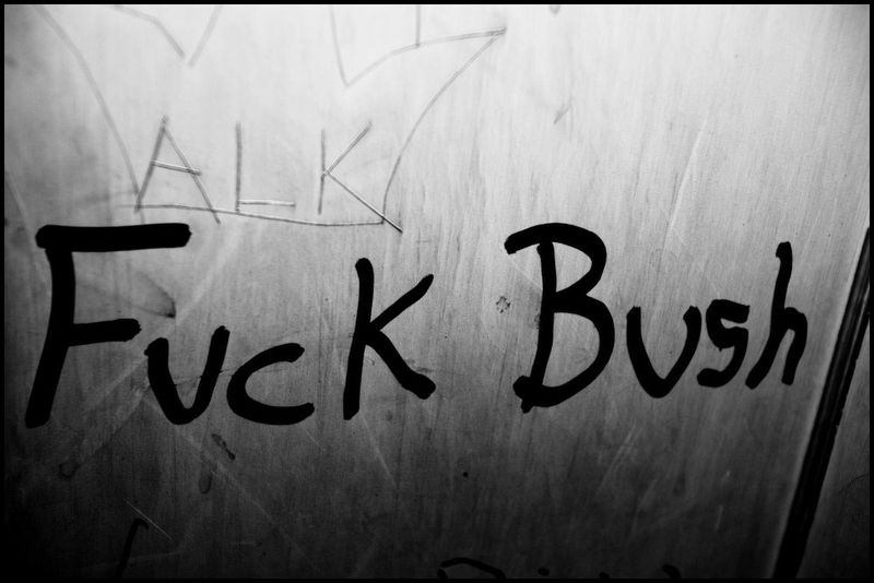 Zoriah_bush_george_g_w_president_iraq_irak_grafitti_war_conflict_latrine_bathroom_wc_toilette_05_31_08_G6Y5115