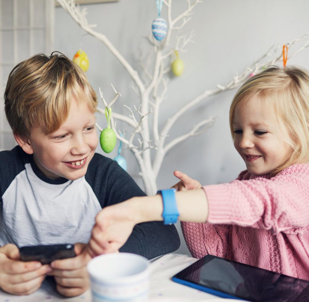 Kinder mit Smartwatch